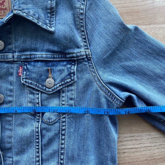 Denim Jacket - Levi's Women's Original Trucker Jacket - Size M - Picture 9 of 13